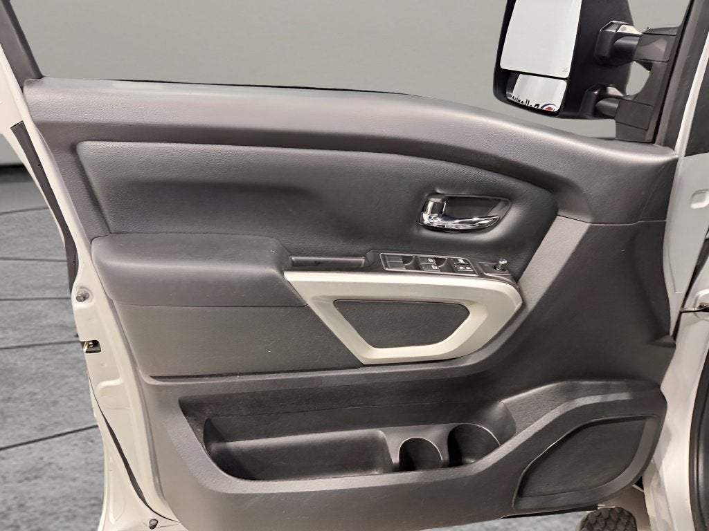 2018 Nissan TITAN SV