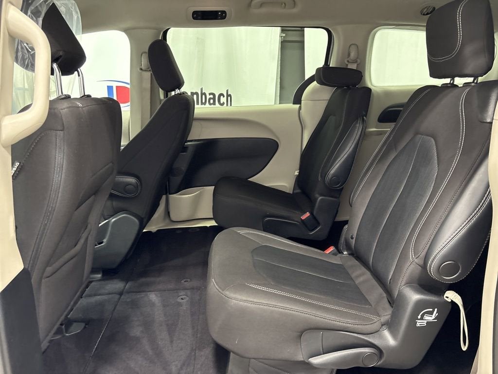 2022 Chrysler Voyager LX