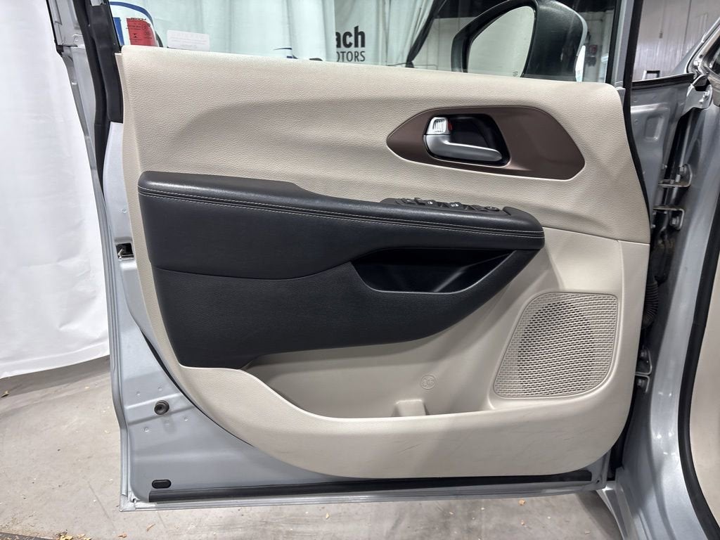 2022 Chrysler Voyager LX